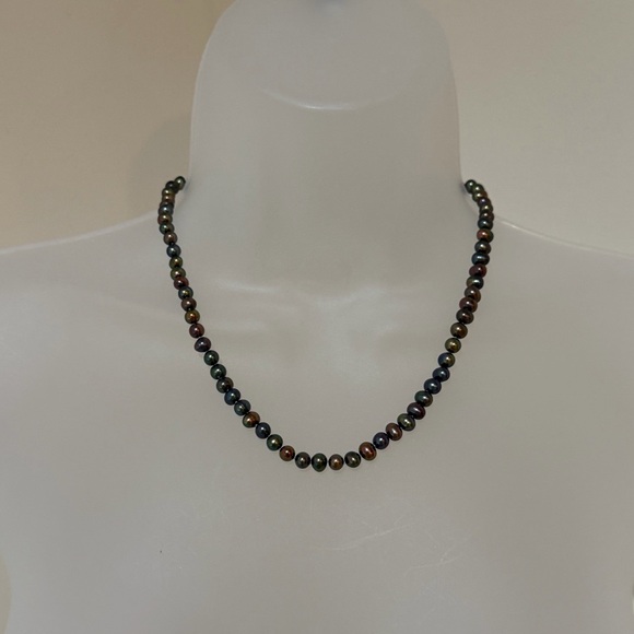NWOT Gorgeous Multicolor Iridescent Pearl Bead Necklace - Picture 3 of 16